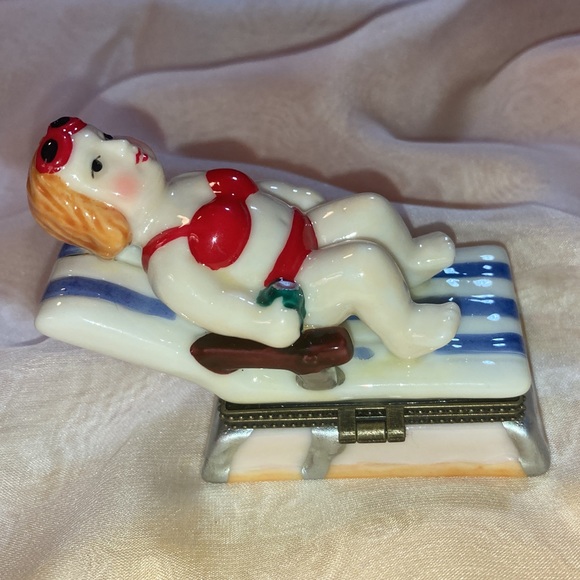 NEW SUNBATHING WOMAN IN BIKINI ON LOUNGE CHAIR HINGED CERAMIC TRINKET BOX NO TAG - Picture 4 of 9